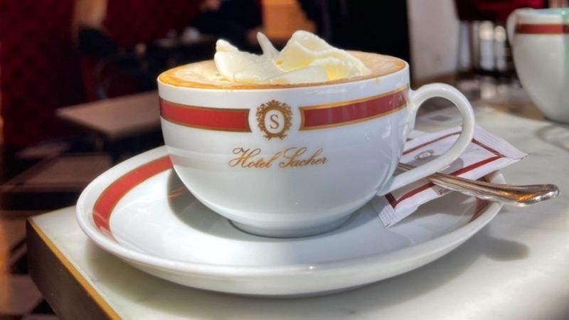 Kaffeegenuss im Café Sacher