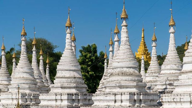 Stupas bei der Sanamuni Pagode, Mandalay