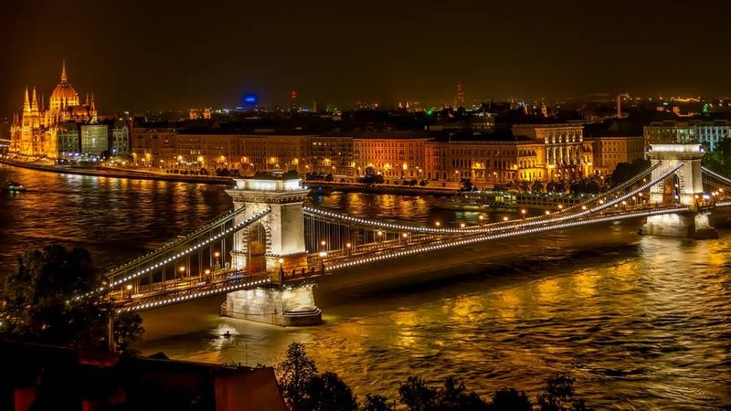 Kettenbrücke und Parlament, Budapest