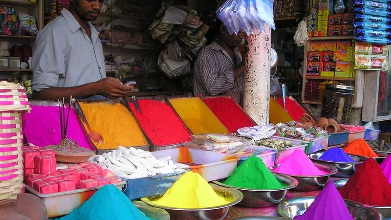 Farbpulver-Stand auf dem Markt