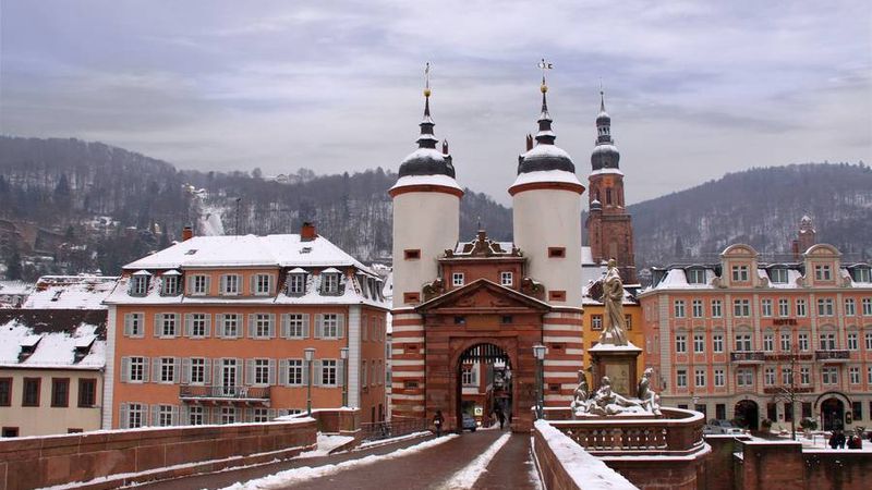 Winterliches Heidelberg, Alte Brücke mit Stadttor