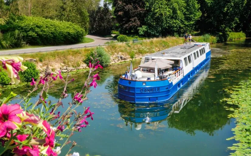 Daniele Peniche Schiff Mit MS Danièle auf dem Burgund-Kanal unterwegs.