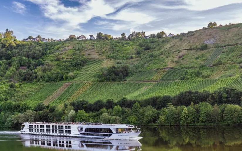 Steuerbordseite des Flusskreuzfahrtschiffes MS Antonio Bellucci unterwegs auf der Mosel