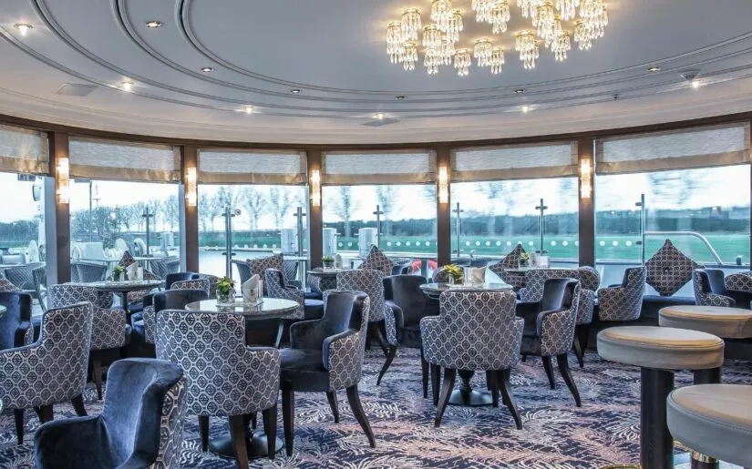 MS Moments Salon Panoramasalon der MS Moments mit Ausblick auf die Hafeneinfahrt.