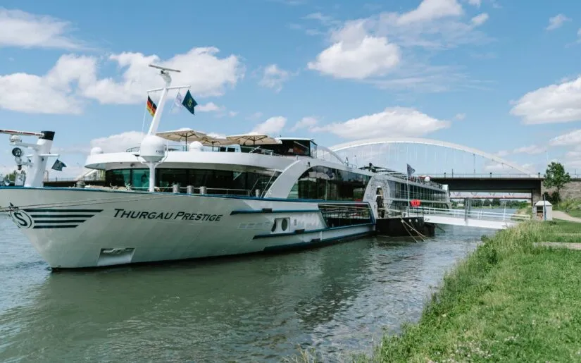 Thurgau Prestige aussen an Anlegestelle Gangway des Flusskreuzfahrtschiffes Thurgau Prestige zum Einstieg an der Anlegestelle, wo Passagiere die Bordkarte vorlegen müssen.
