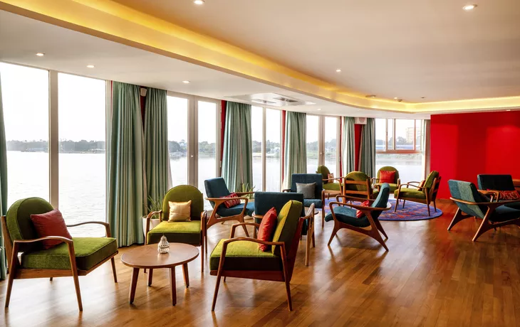 Indoor Lounge mit Bar