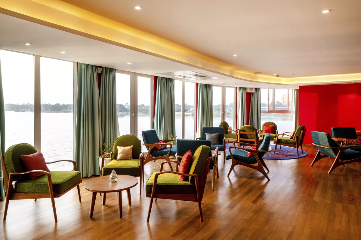 Indoor Lounge mit Bar