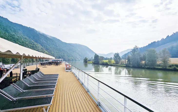 Sonnendeck mit Liegestühlen