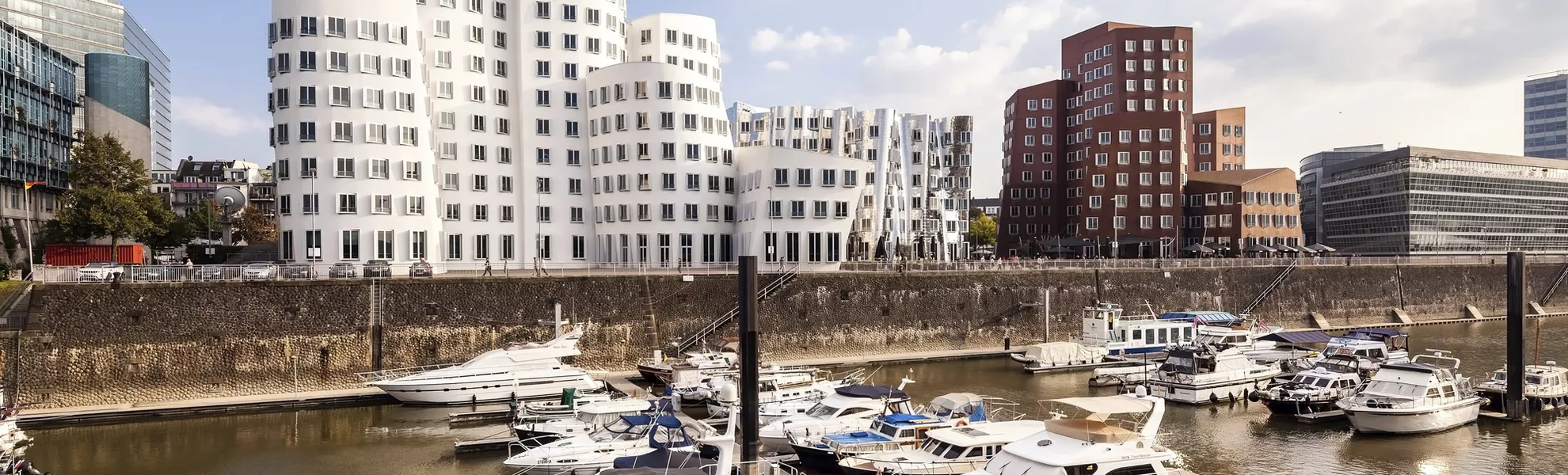 Gehry-Bauten am Neuen Zollhof, Düsseldorf - © shutterstock_238407208