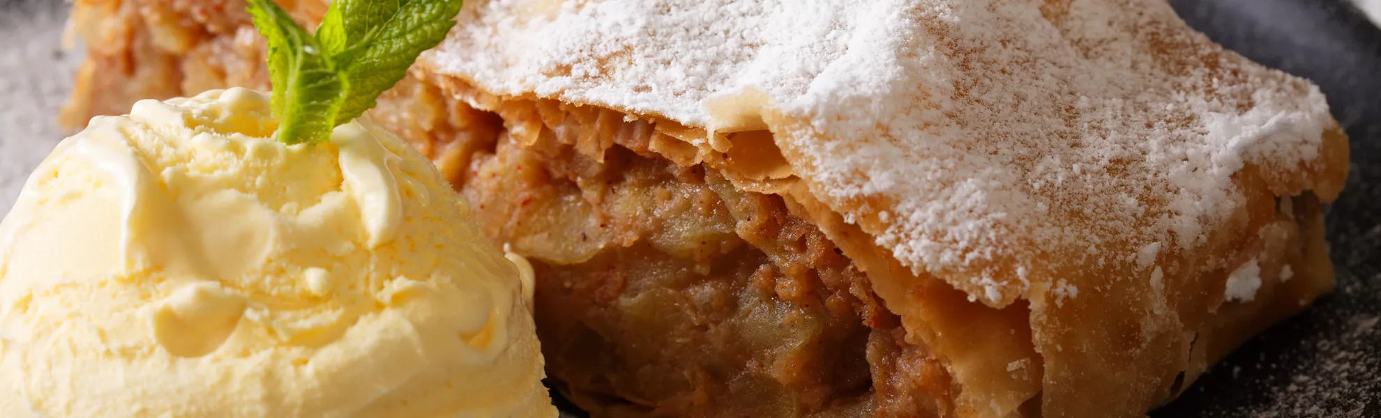 österreichischer traditioneller Apfelstrudel - ©FomaA - stock.adobe.com