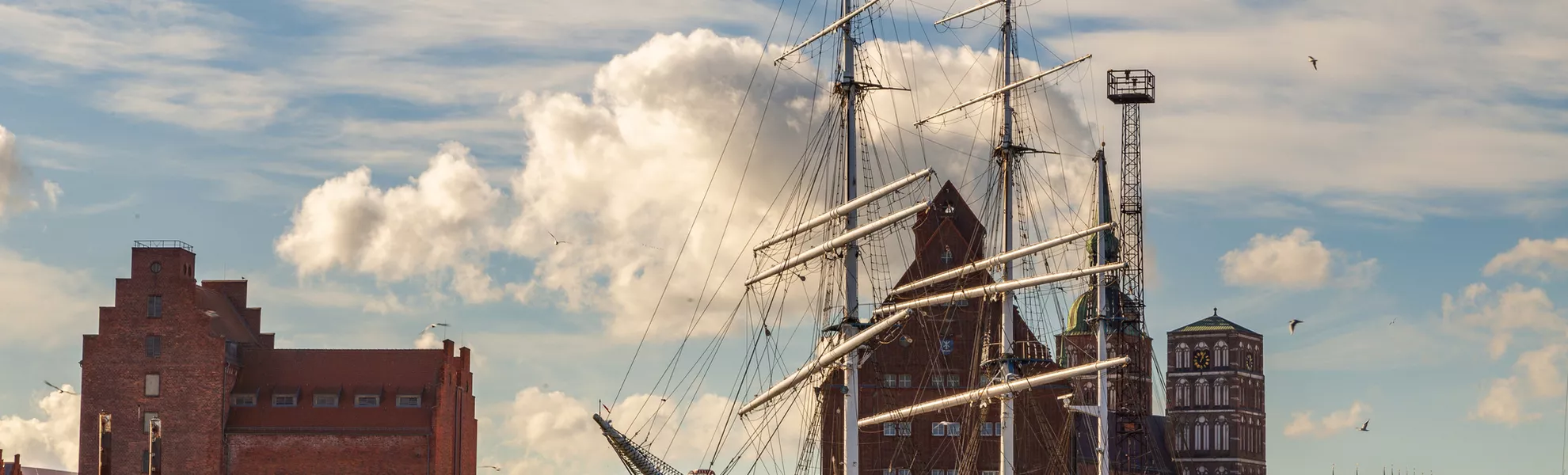 Hafen Stralsund mit Segelschiff Gorch Fock - © Andreas Hiekel