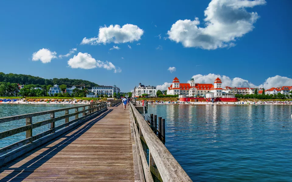 Blick von der Seebrücke auf den Strand und das Kurhaus des Ostseebads Binz auf Rügen