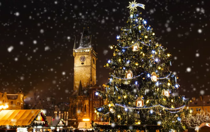 © Jag_cz - stock.adobe.com - Weihnachtsmarkt auf dem Altstädter Ring