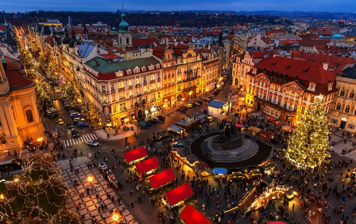 © Rostislav Glinsky - stock.adobe.com - Altstädter Ring zur Weihnachtszeit in Prag