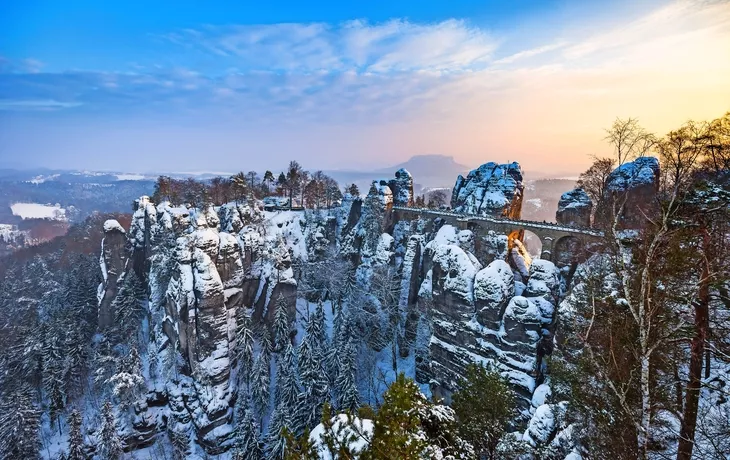 © Sliver - stock.adobe.com - winterliche Felsformation Bastei in der Sächsischen Schweiz, Deutschland