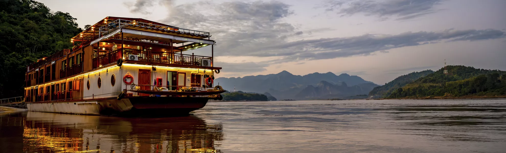 RV Mekong Star am Abend - Sabine Meessen