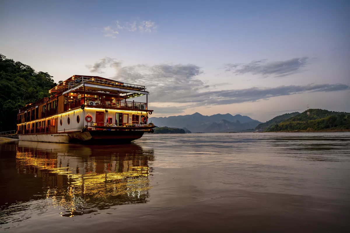 RV Mekong Star am Abend - Sabine Meessen