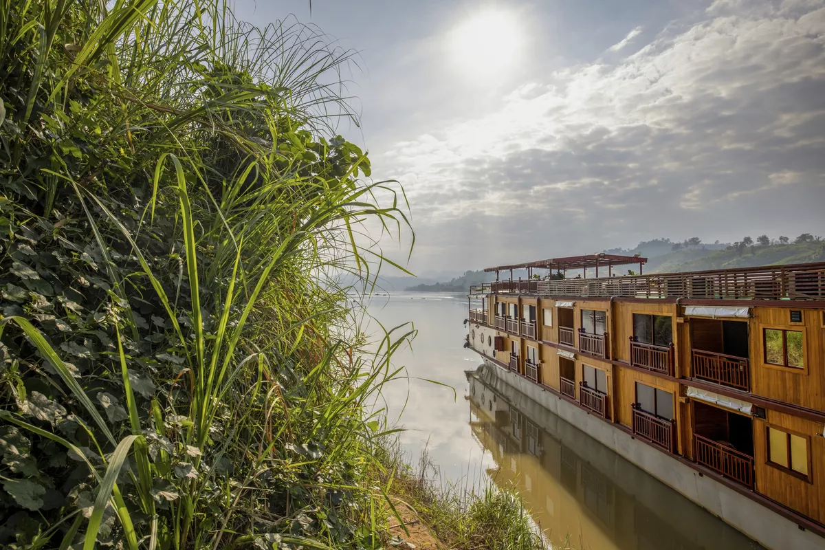 RV Mekong Star am Ufer - © Holger Leue / www.leue-photo.com
