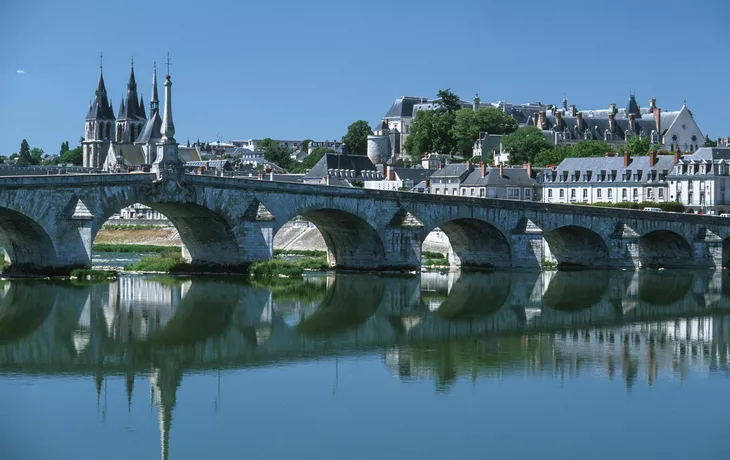 © JM Soedher - stock.adobe.com - Blois mit Loirebrücke