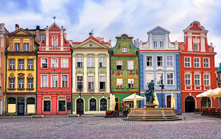 © Boris Stroujko - stock.adobe.com - Bunte Renaissancefassaden auf dem zentralen Marktplatz in Posen