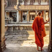 Buddhistischer Mönch, der Höfe von Angkor Wat erforscht,Siem Reap