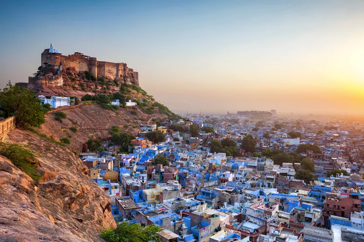 die Blaue Stadt und das Mehrangarh-Fort in Jodhpur - © Sean Hsu - stock.adobe.com