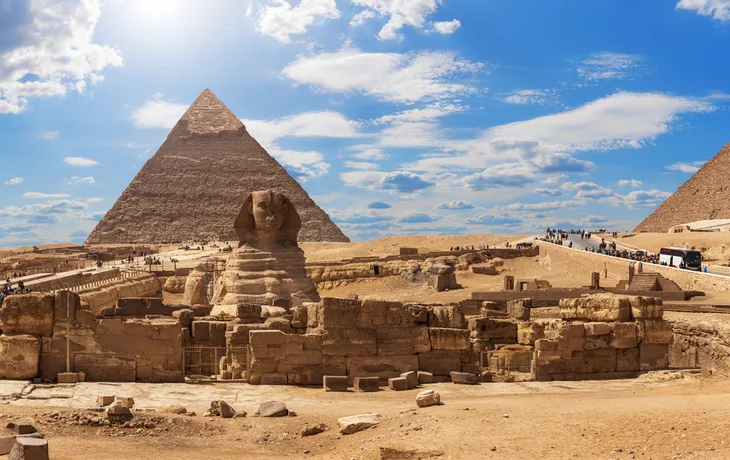 © AlexAnton - stock.adobe.com - Blick auf die Grosse Sphinx und die Pyramiden von Gizeh, Ägypten