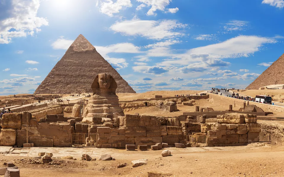 Blick auf die Grosse Sphinx und die Pyramiden von Gizeh, Ägypten - © AlexAnton - stock.adobe.com