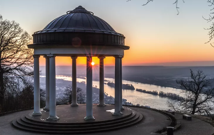 © parallel_dream - stock.adobe.com - Blick vom Niederwalddenkmal in Rüdesheim
