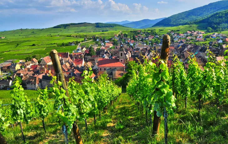 ©PackShot - stock.adobe.com - Malerisches Dorf Riquewihr im Elsass