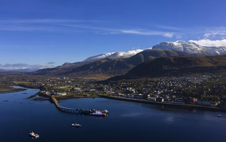 © UAV4 - stock.adobe.com - Luftaufnahme von Fort William: Pier, Stadt und Berg Ben Nevis