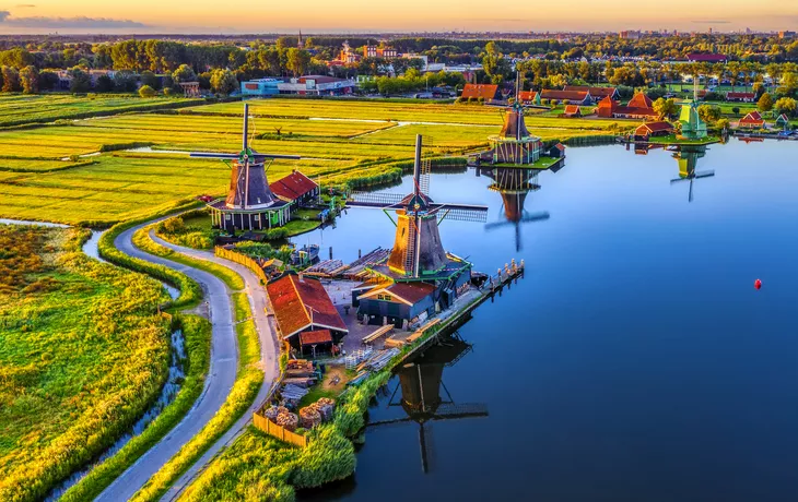 © Boris Stroujko - stock.adobe.com - Windmühlen von Zaanse Schans in Nordholland