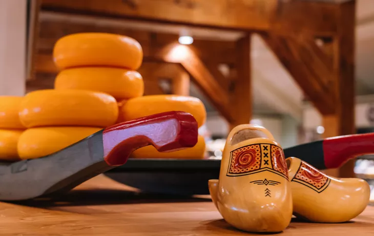 © olenap - stock.adobe.com - Käselaiber und Clogs im niederländischen Freilichtmuseum Zaanse Schans