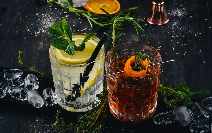 zwei alkoholische Cocktails auf schwarzem Tisch - © Yaruniv-Studio - stock.adobe.com