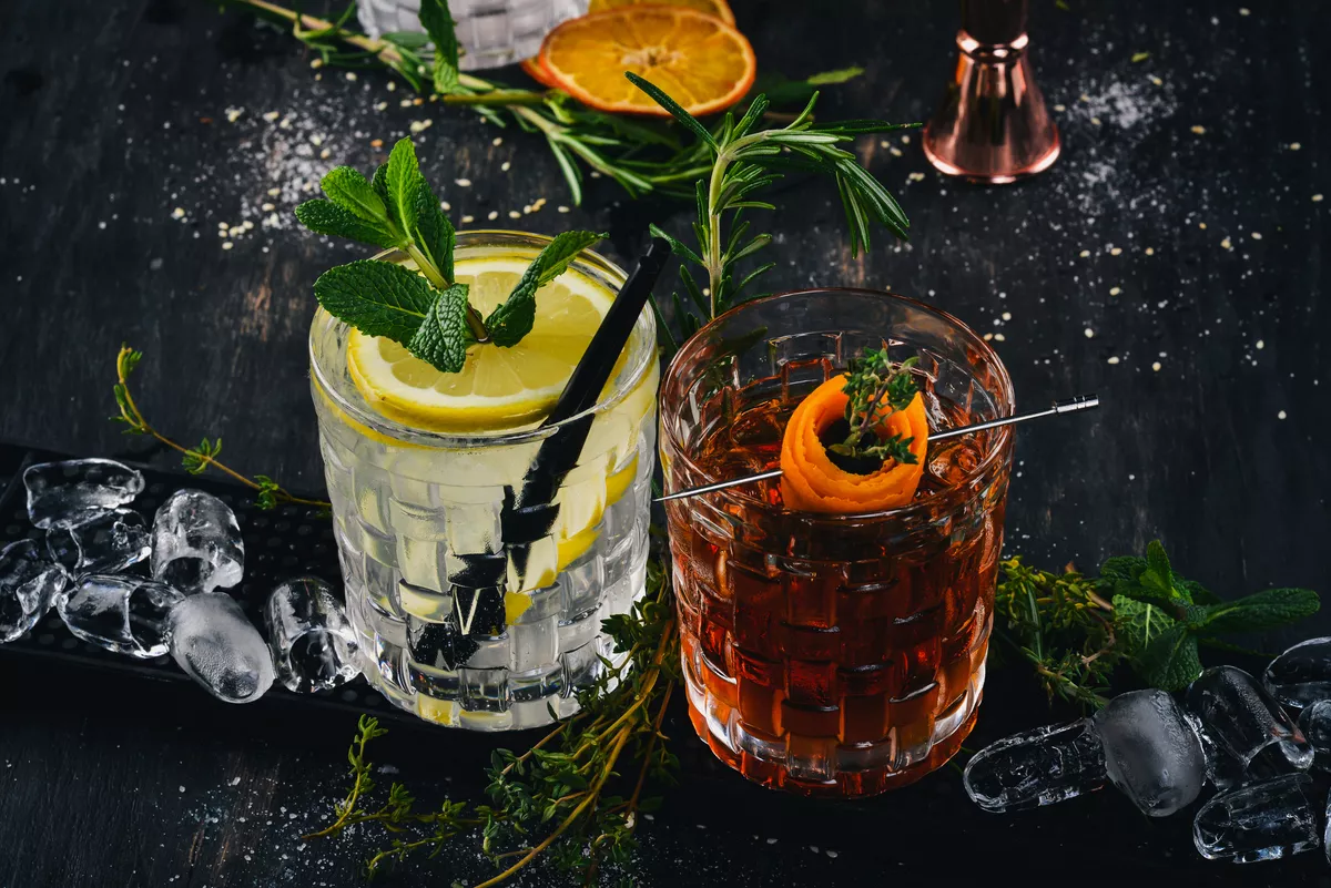 zwei alkoholische Cocktails auf schwarzem Tisch - © Yaruniv-Studio - stock.adobe.com