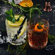 zwei alkoholische Cocktails auf schwarzem Tisch