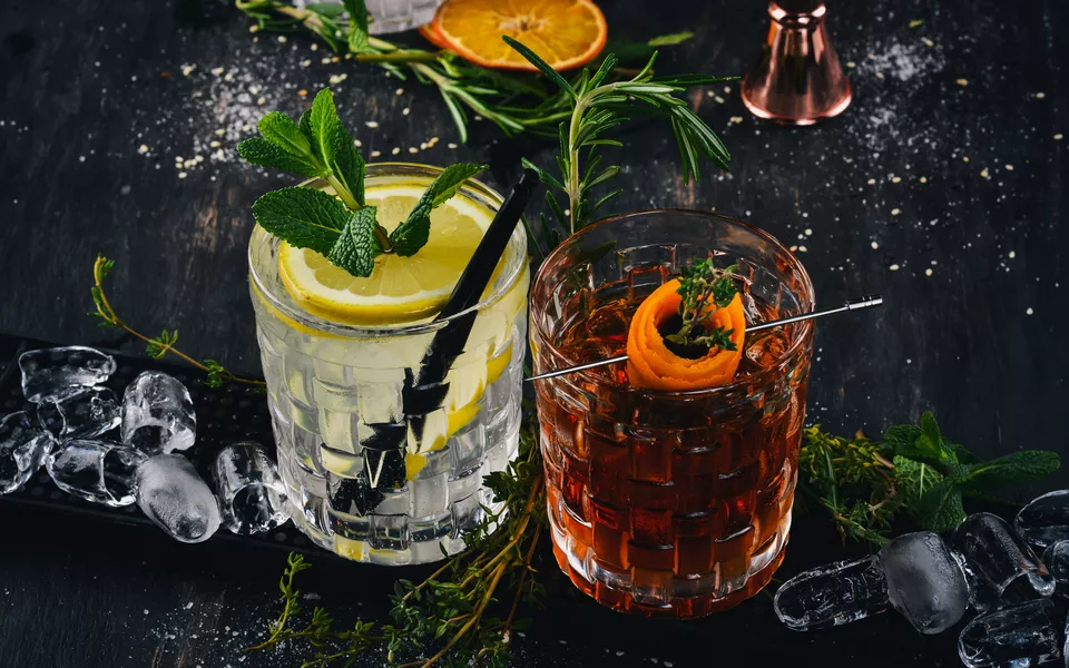 zwei alkoholische Cocktails auf schwarzem Tisch