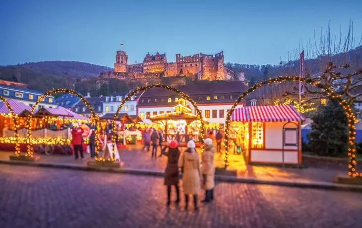 Weihnachtsmarkt in Heidelberg auf dem Universitätsplatz, Deutschland - © eyetronic - Fotolia