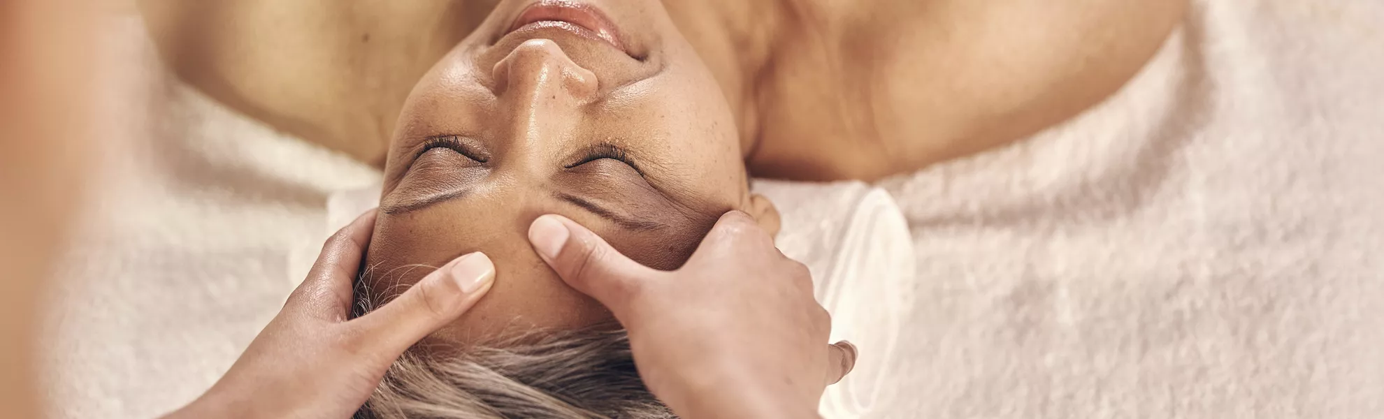 Head, massage and zen with old woman in spa for vacation, luxury and beauty salon. Peace, wellness and holiday with senior person and hands in hotel villa for retirement, oil treatment and body care - © LuneVA/peopleimages.com - stock.adobe.com Head, massage and zen with old woman in spa for vacation, luxury and beauty salon. Peace, wellness and holiday with senior person and hands in hotel villa for retirement, oil treatment and body care - © LuneVA/peopleimages.com - stock.adobe.com