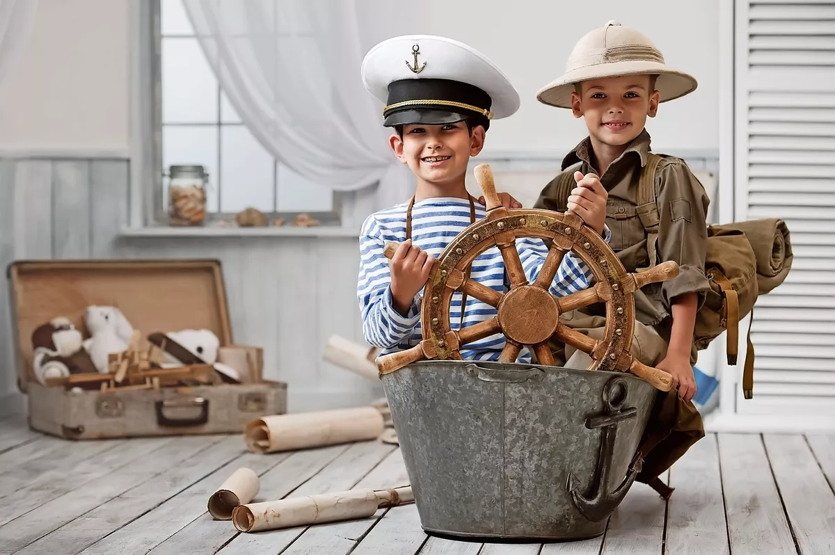 Jungen spielen Kapitän und Reisender - © Alexandr Vasilyev - stock.adobe.com