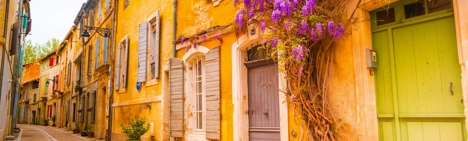 Blick auf eine schmale Straße im historischen Zentrum von Arles - © romas_ph - stock.adobe.com