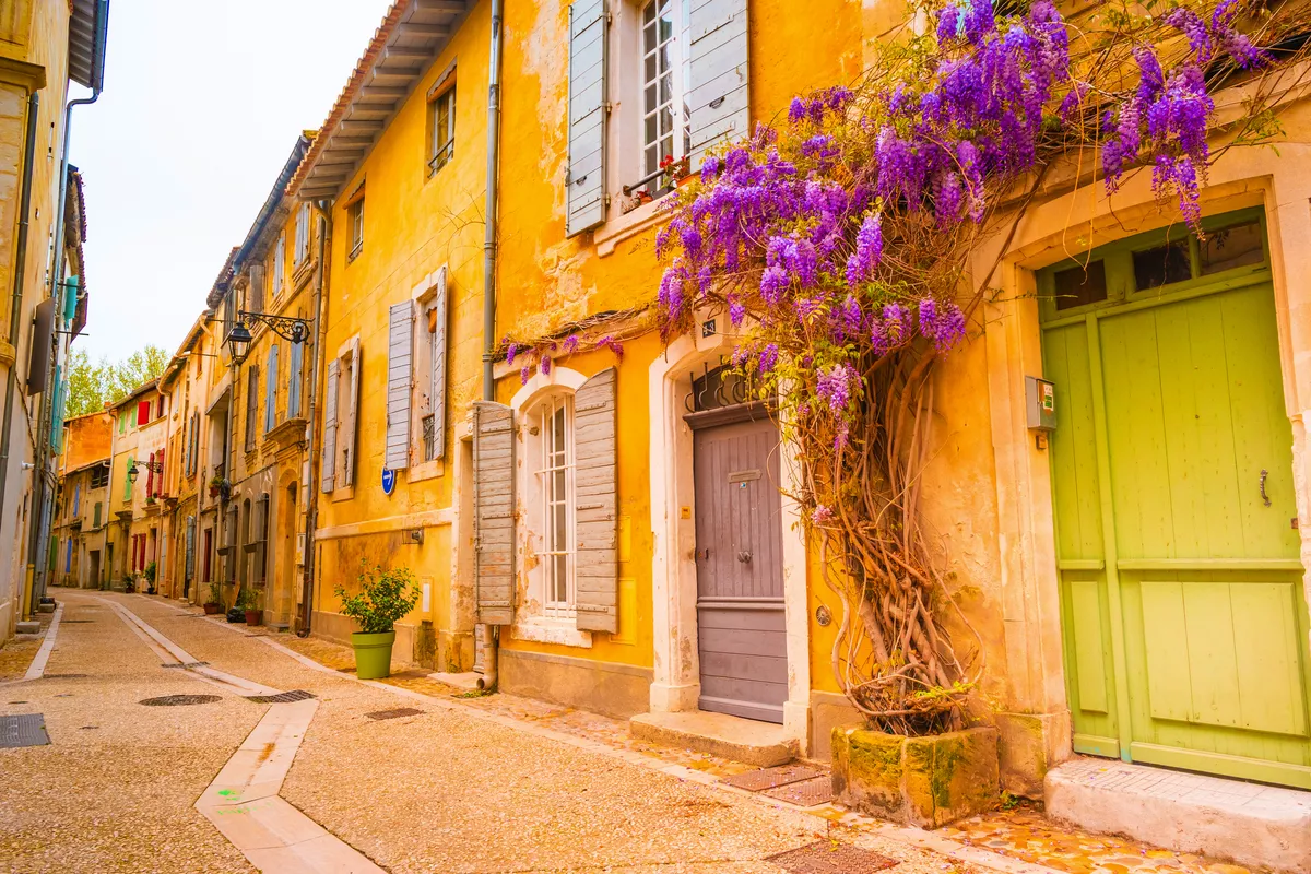 Blick auf eine schmale Straße im historischen Zentrum von Arles - © romas_ph - stock.adobe.com