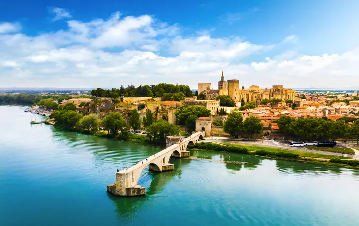 Luftaufnahme der Brücke Pont Saint Benezet und der Rhone in Avignon - © proslgn - stock.adobe.com