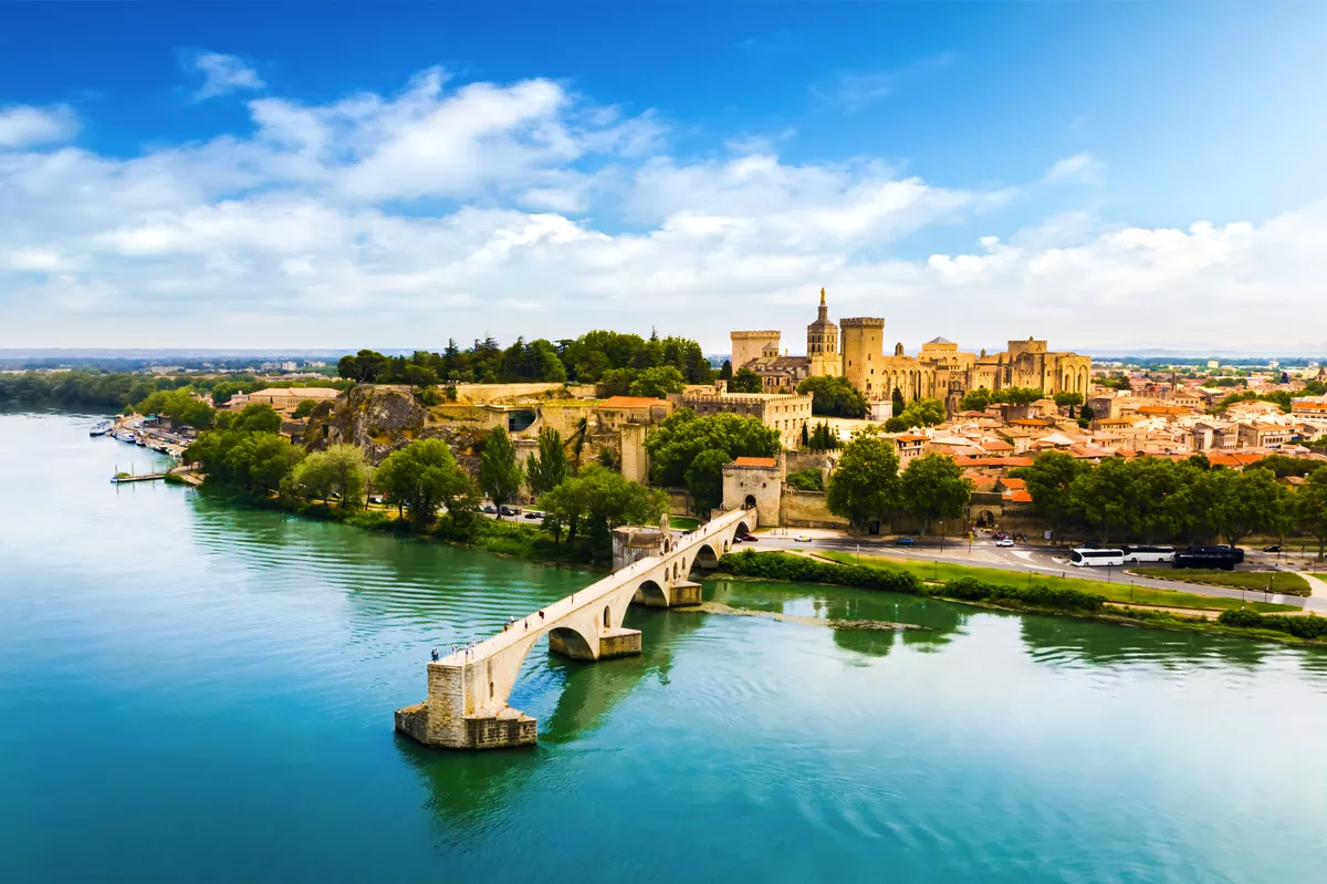 Luftaufnahme der Brücke Pont Saint Benezet und der Rhone in Avignon - © proslgn - stock.adobe.com