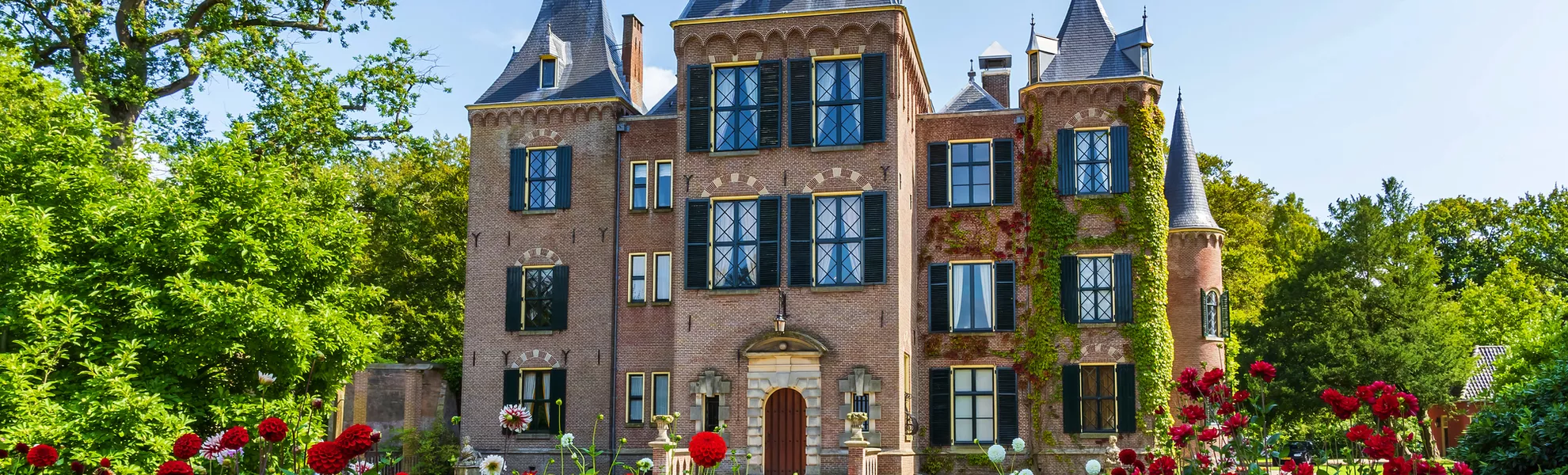 Schloss in Lisse mit den bunten Dahlien im Vordergrund - © emma schmitz - stock.adobe.com