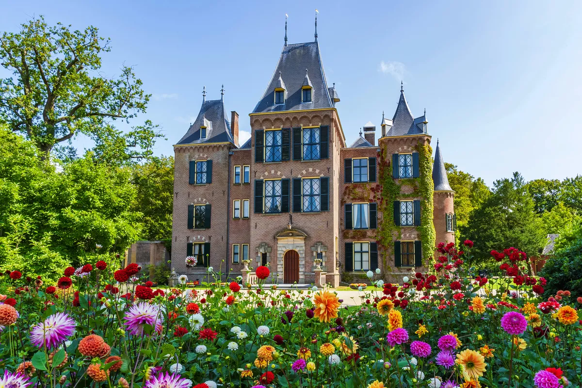 Schloss in Lisse mit den bunten Dahlien im Vordergrund - © emma schmitz - stock.adobe.com