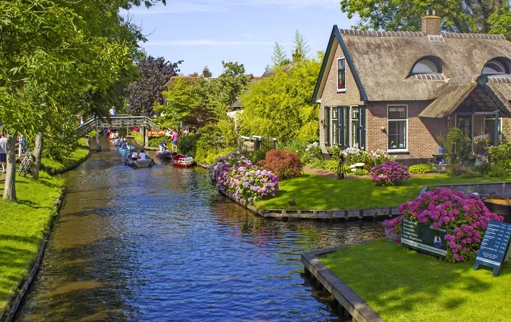 Giethoorn in der nordöstlichen niederländischen Provinz Overijssel - © Mira Drozdowski - stock.adobe.com Giethoorn in der nordöstlichen niederländischen Provinz Overijssel - © Mira Drozdowski - stock.adobe.com