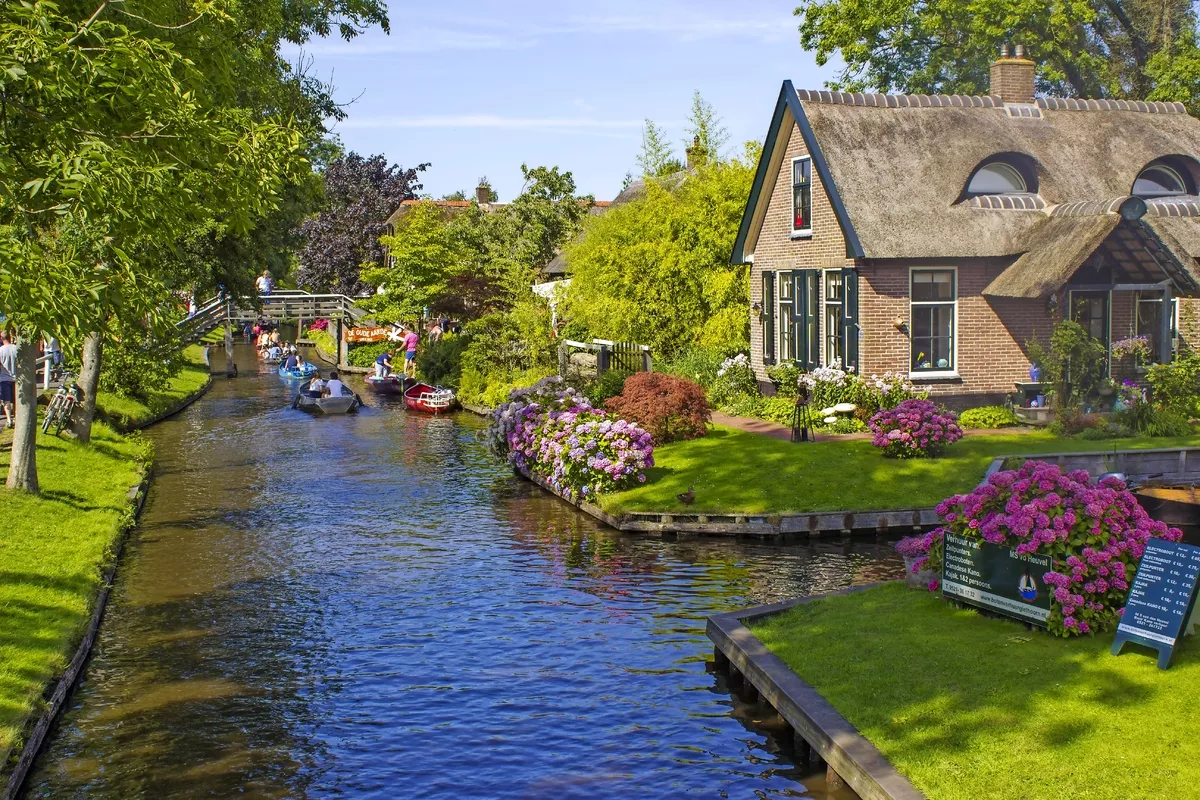 Giethoorn in der nordöstlichen niederländischen Provinz Overijssel - © Mira Drozdowski - stock.adobe.com Giethoorn in der nordöstlichen niederländischen Provinz Overijssel - © Mira Drozdowski - stock.adobe.com