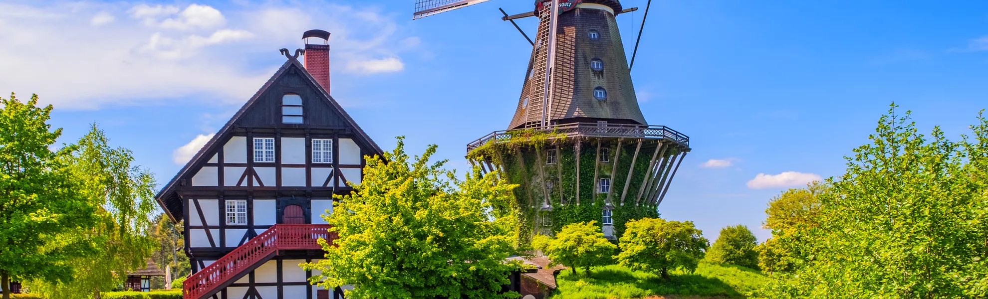 bunte Windmühle in Gifhorn am See im Sommer - © Andreas Fischer - stock.adobe.com