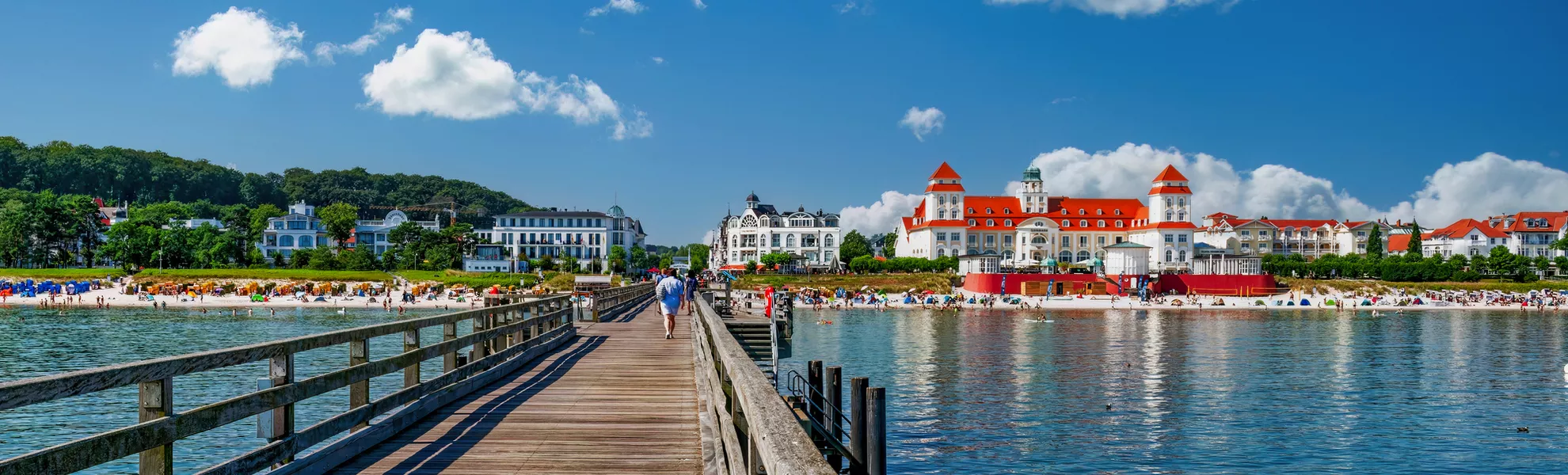 Blick von der Seebrücke auf das Kurhaus Binz, Rügen - © hifografik - stock.adobe.com
